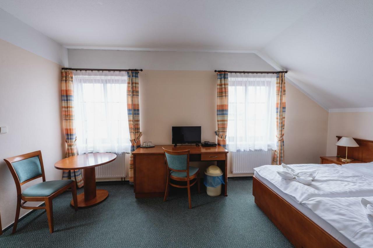 Hotel Taverna Яворник Экстерьер фото