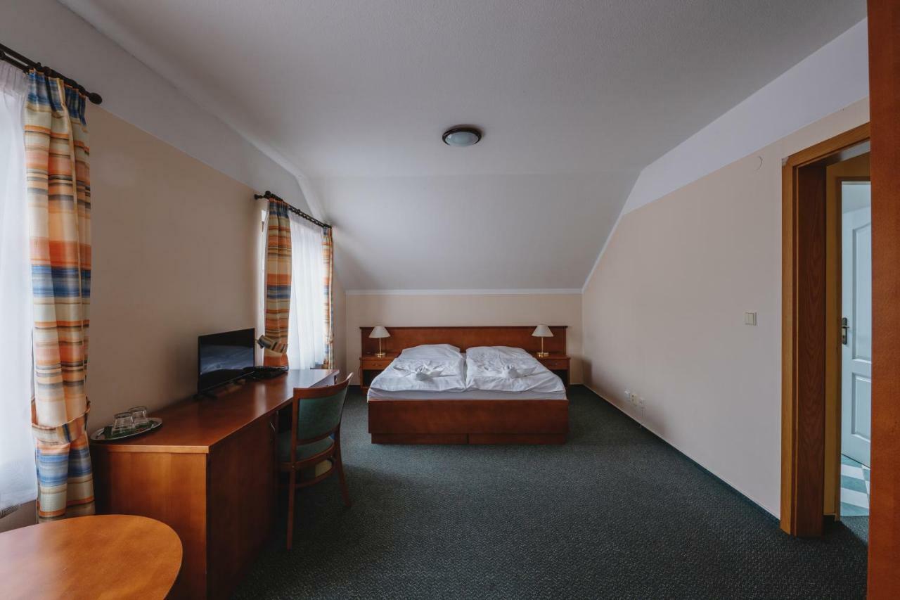 Hotel Taverna Яворник Экстерьер фото