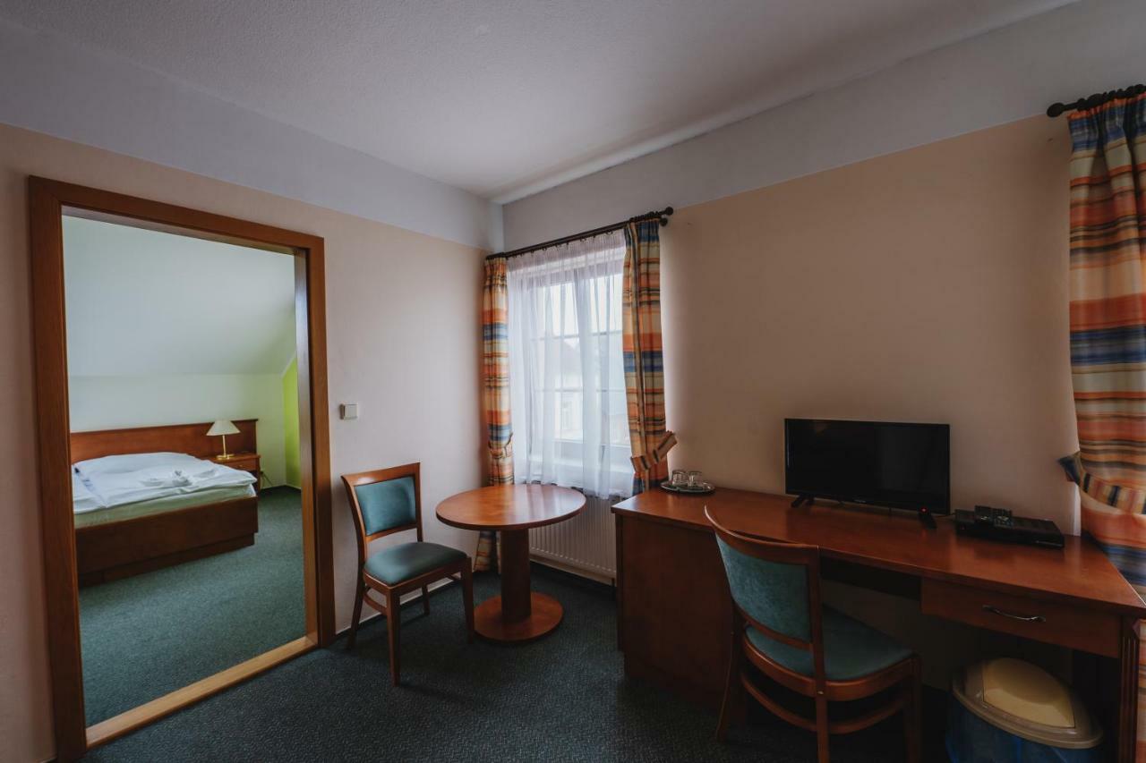 Hotel Taverna Яворник Экстерьер фото