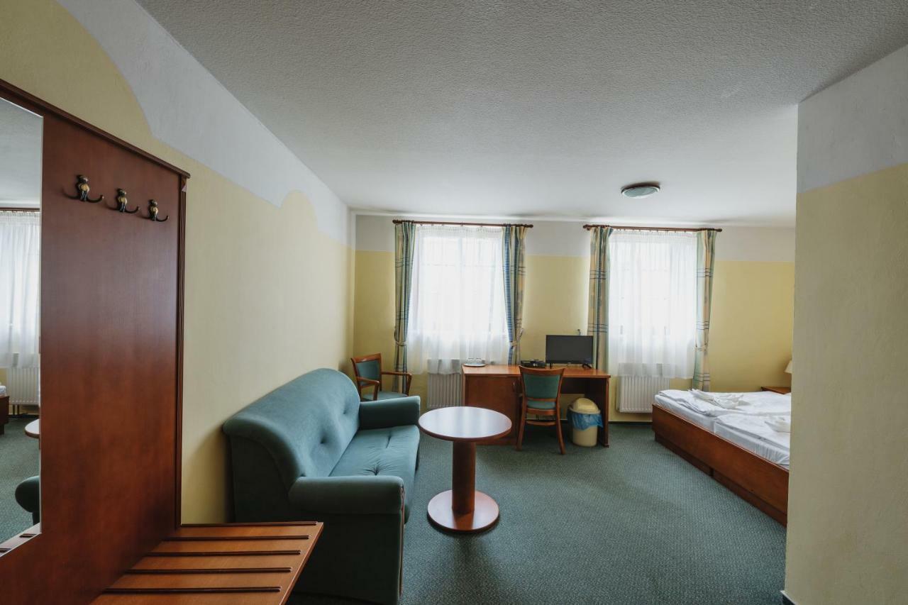 Hotel Taverna Яворник Экстерьер фото