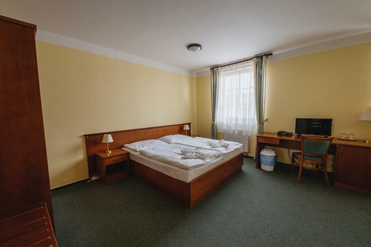 Hotel Taverna Яворник Экстерьер фото