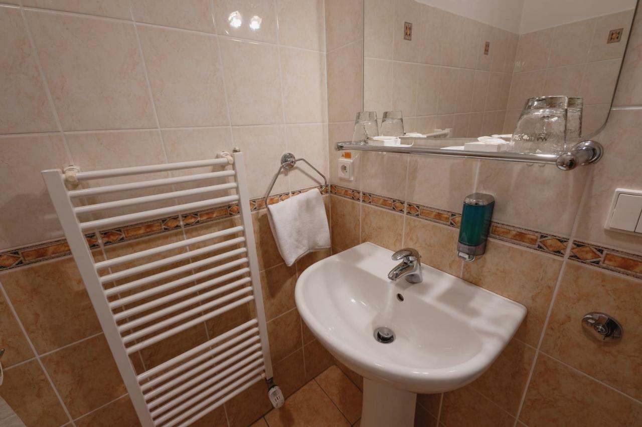 Hotel Taverna Яворник Экстерьер фото